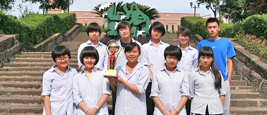 祝賀我校在高新區(qū)“第三屆”中學生籃球比賽中榮獲初中女子組亞軍 