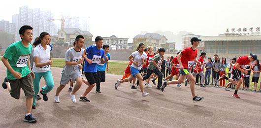  2013年度成都國際學(xué)校聯(lián)盟越野長跑賽在我校隆重舉行 