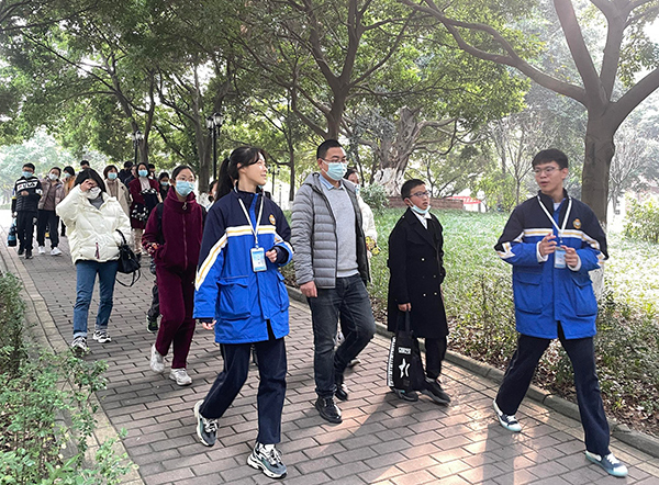 體驗特色魔創(chuàng)教育——中學部組織校外家長訪校活動